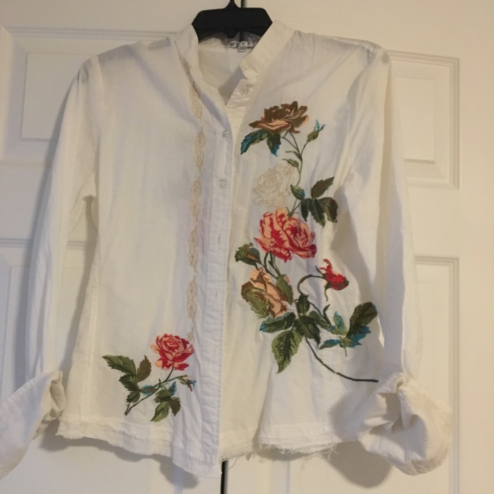 Beautiful embroidered blouse - Picture 3 of 3